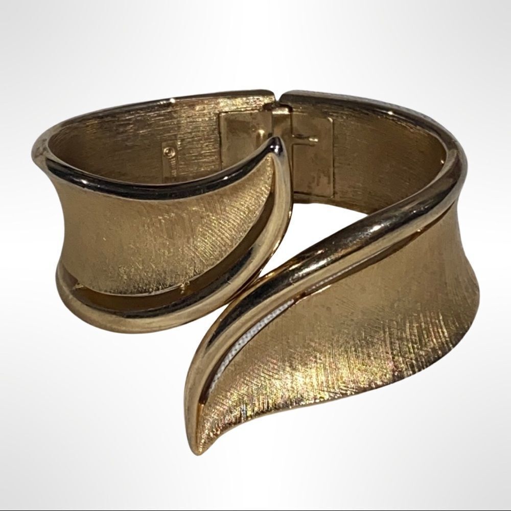 Vintage Crown Trifari Gold Tone Hinged Clamper Bracelet